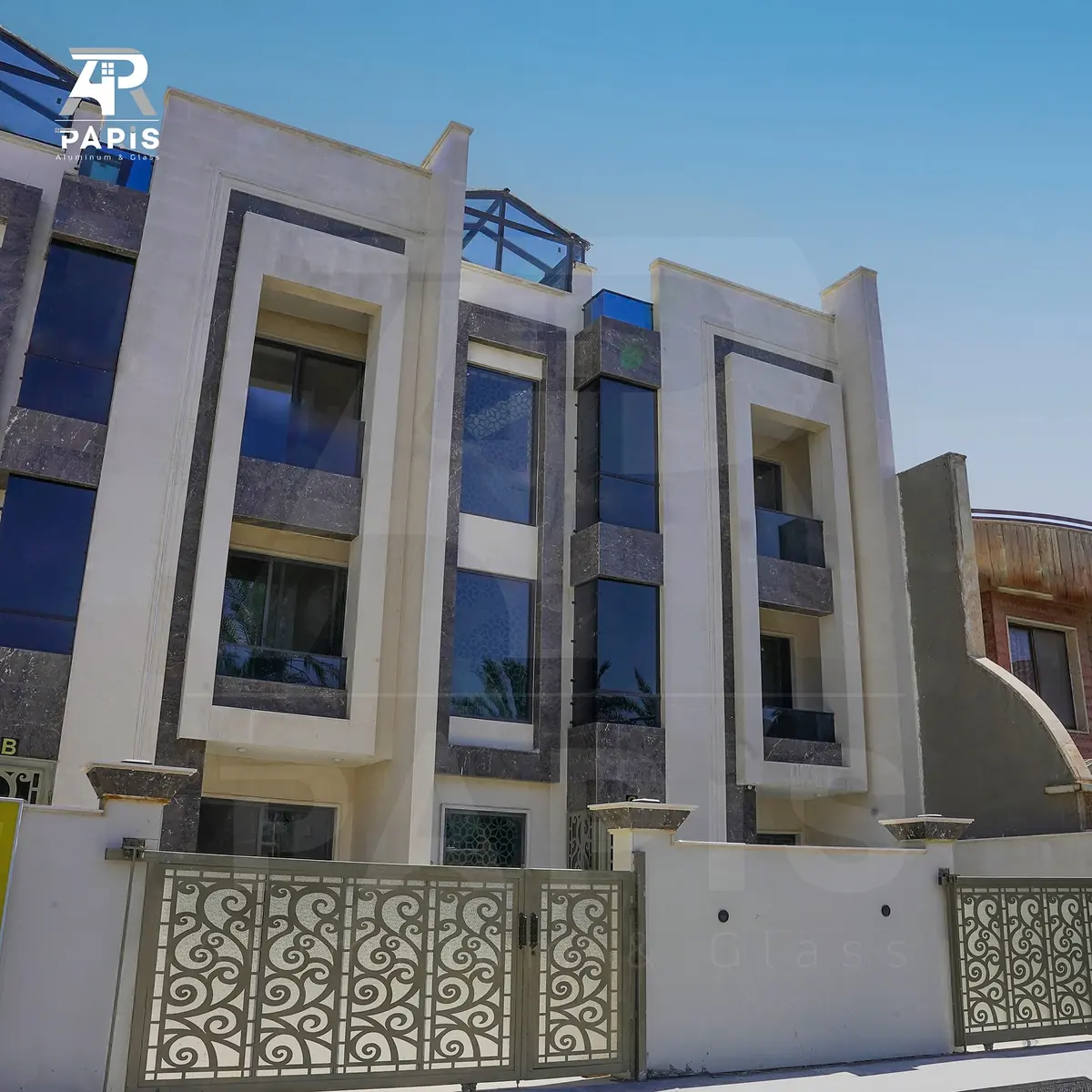 ثلاث بنايات سكنية في المنصور